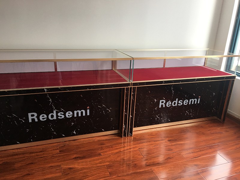 Redsemi玻璃精品展示柜—鴻鈦展示 Redsemi玻璃精品展示柜—鴻鈦展示